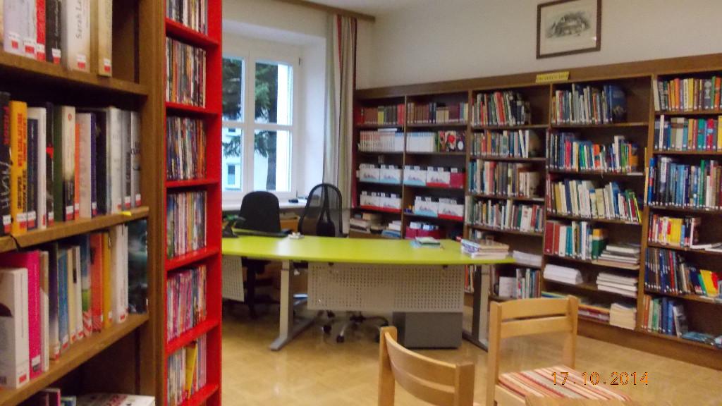 Mitarbeiterbereich und Regale seitlich davon